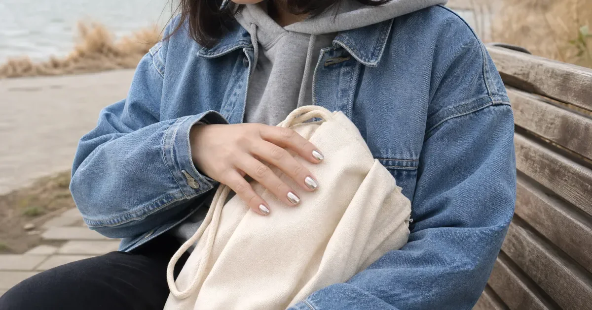 ミラーのネイルを普段着に合わせる前にの比較用編集写真